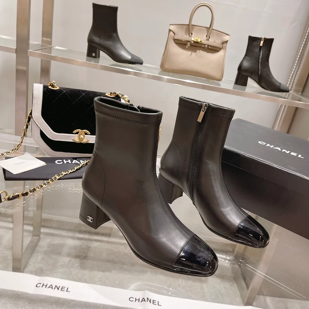 👟👟Ex-factory price 640👟👟 🍀Chanel Chanel Xiaoxiang Wannian classic stitching thick heel short boots. 🔻Interpretation of elegant little fragrance〰️Super textured style, low-key but not simple, elegant and noble, especially the small double CLOGO embellishment on the heel, and the simple splicing of different materials on the toe casually reveal elegance and sophistication. It feels like walking on the ground without tiring your feet at all👌🏻. 👟👟👟👟The upper is made of imported Italian lambskin🐑, the lining is lambskin, and the Italian cow leather outsole. Heel height: 5cm. size: 35-39 (34, 40 can be customized)